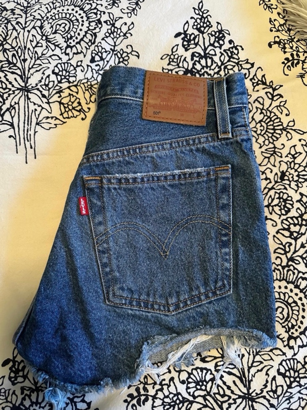 Women’s Levi’s denim shorts size 24 - Picture 3 of 3